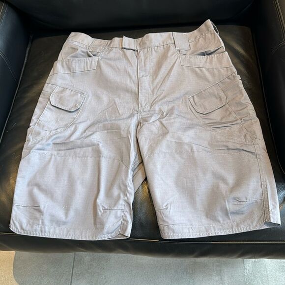 NWOT Tactical pants SHORTS sz 36 - Picture 1 of 3